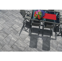 Terrasse mit Pflastersteinen, Tisch und Stühlen