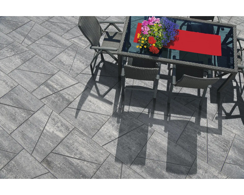 Terrasse mit Pflastersteinen, Tisch und Stühlen