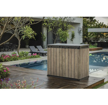 Garten Szene mit einer Aufbewahrungsbox neben einem Swimmingpool auf einer Holzterrasse.