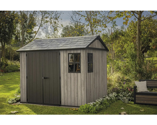 Gartenschuppen aus Kunststoff mit Fenster im Garten