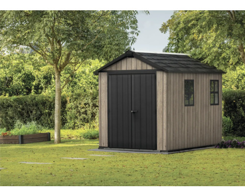 Gartenschuppen aus Holz mit Doppeltür und zwei Fenstern im Garten