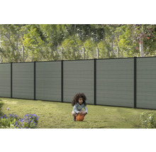 Zaun aus Kunststoff mit Kind auf Rasen