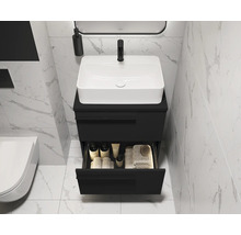 Badezimmer mit schwarzem Waschtischunterschrank, Aufsatzwaschbecken und geöffneter Schublade