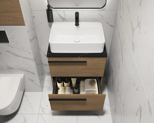 Modernes Badezimmer mit Waschbeckenunterschrank, offenem Schubfach und Toilette.