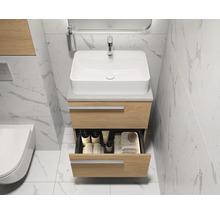 Badezimmeransicht mit Waschbeckenunterschrank mit Auszug, Waschbecken und Armatur