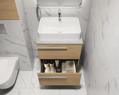Badezimmeransicht mit Waschbeckenunterschrank mit Auszug, Waschbecken und Armatur