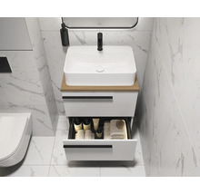 Modernes Badezimmer mit weißem Waschtisch, offenem Schubfach und Marmorfliesen
