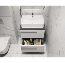 Modernes Badezimmer mit Waschbecken, Unterschrank und offenem Schubfach zur Aufbewahrung