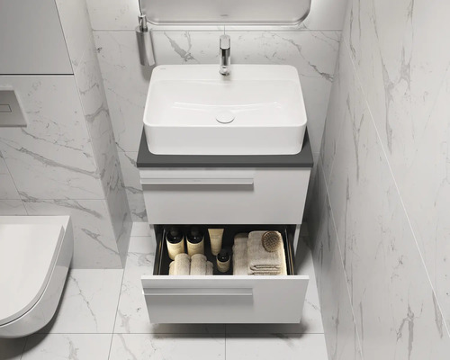 Modernes Badezimmer mit Waschbecken, Unterschrank und offenem Schubfach zur Aufbewahrung