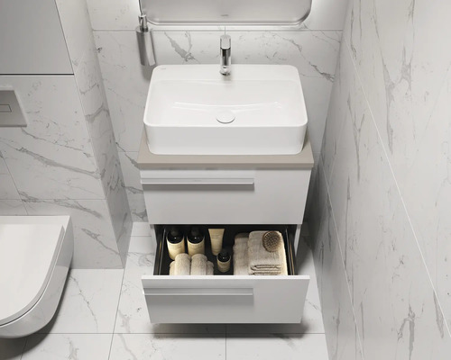 Modernes Badezimmer mit weißem Waschtischunterschrank und offenem Schubfach für Badutensilien.