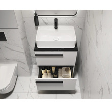 Modernes Badezimmer mit Waschbeckenunterschrank, Schublade und Pflegeprodukten
