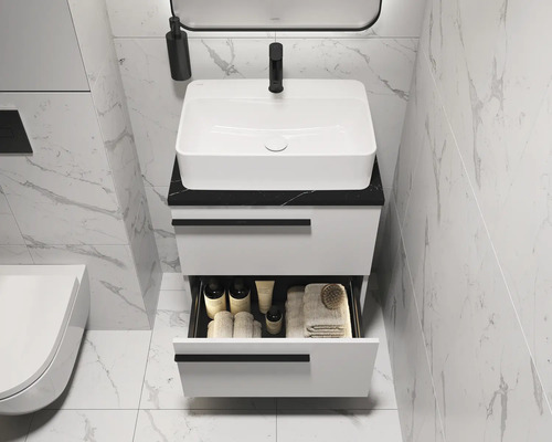 Modernes Badezimmer mit Waschbeckenunterschrank, Schublade und Pflegeprodukten