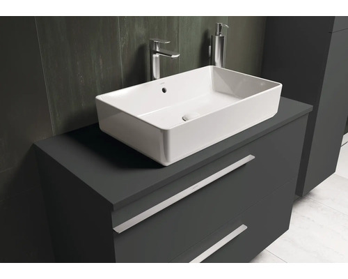 Waschtischunterschrank mit Aufsatzwaschbecken und Armatur im Badezimmer