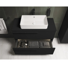 Badezimmer mit schwarzem Waschtischunterschrank und weißem Aufsatzwaschbecken