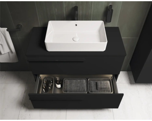 Badezimmer mit schwarzem Waschtischunterschrank und weißem Aufsatzwaschbecken