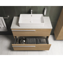 Badezimmer mit Waschtischunterschrank, Aufsatzwaschbecken, Schublade und Badaccessoires