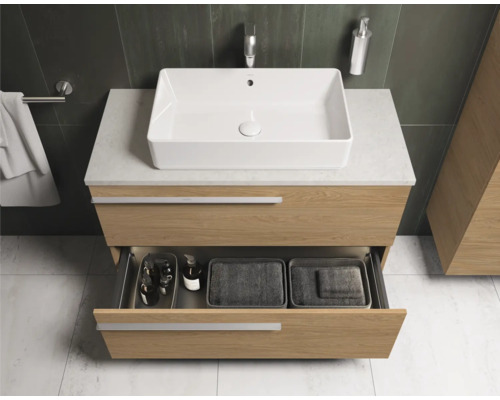Badezimmer mit Waschtischunterschrank, Aufsatzwaschbecken, Schublade und Badaccessoires