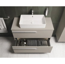 Waschtischunterschrank mit offenem Schubfach, Waschbecken und Badutensilien für ein modernes Badezimmerdesign