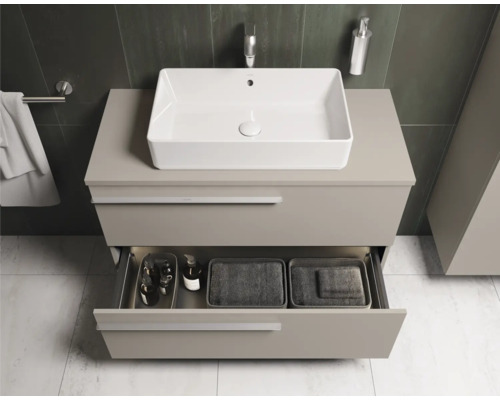 Waschtischunterschrank mit offenem Schubfach, Waschbecken und Badutensilien für ein modernes Badezimmerdesign