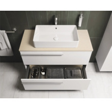 Modernes Badezimmer mit Waschbecken auf Unterschrank, offener Schublade und Badutensilien