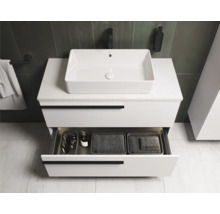 Modernes Badezimmer mit weißem Waschtischunterschrank und offenem Schubfach