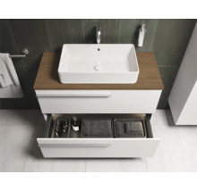 Modernes Badezimmer mit Waschbecken, Unterschrank mit Auszug und Accessoires für ein ordentliches Bad