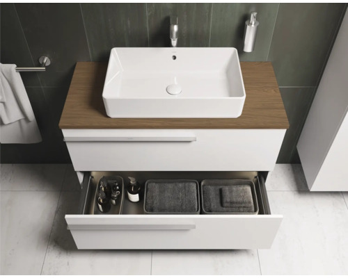 Modernes Badezimmer mit Waschbecken, Unterschrank mit Auszug und Accessoires für ein ordentliches Bad