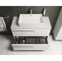Modernes Badezimmer mit Waschbecken, Unterschrank mit Schublade und Badaccessoires