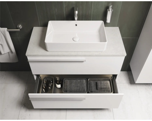Modernes Badezimmer mit Waschbecken, Unterschrank mit Schublade und Badaccessoires
