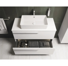 Badezimmer mit weißem Waschtischunterschrank, Aufsatzwaschbecken und offener Schublade