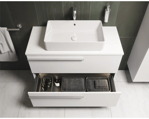 Badezimmer mit weißem Waschtischunterschrank, Aufsatzwaschbecken und offener Schublade