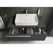 Modernes Badezimmer mit rechteckigem Waschbecken auf einem Unterschrank mit Schublade und Handtüchern