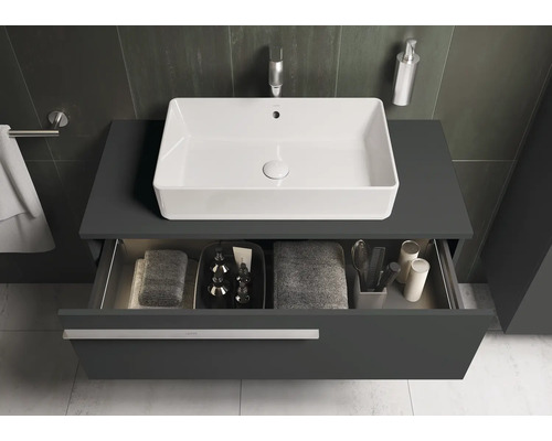 Modernes Badezimmer mit rechteckigem Waschbecken auf einem Unterschrank mit Schublade und Handtüchern