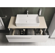 Modernes Badezimmer mit rechteckigem Aufsatzwaschbecken, Waschtisch und offener Schublade