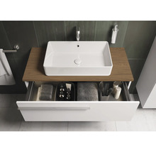 Modernes Badezimmer mit Waschtisch, weißem Aufsatzwaschbecken und offenem Schubladenauszug