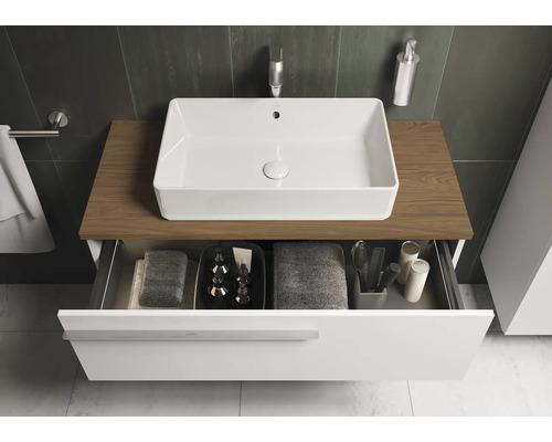 Modernes Badezimmer mit Waschtisch, weißem Aufsatzwaschbecken und offenem Schubladenauszug