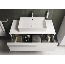 Modernes Badezimmer mit Waschbecken und offenem Schubladensystem zur Aufbewahrung von Badutensilien.