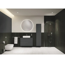 Modernes Badezimmer mit Waschtisch, Spiegelschrank, Toilette und Dusche
