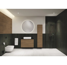 Modernes Badezimmer mit Waschtisch, Spiegel, Toilette und Dusche.