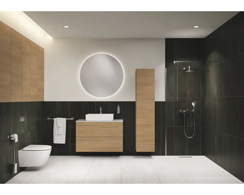 Helles Badezimmer mit Waschtisch, Spiegelschrank, Toilette und Dusche