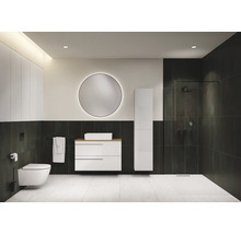 Modernes Badezimmer mit Toilette, Waschtisch, Spiegel und Dusche