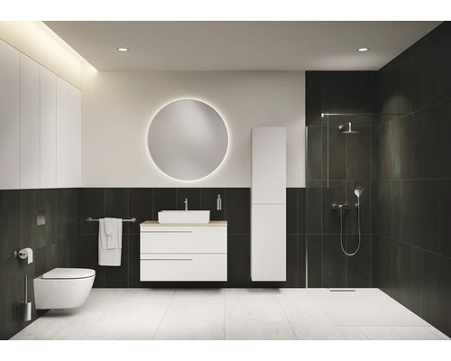 Modernes Badezimmer mit Toilette, Waschtisch, Spiegel, Schrank und Dusche