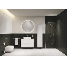 Modernes Badezimmer mit Dusche, Waschtisch, Spiegel und Toilette