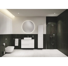 Modernes Badezimmer mit Toilette, Waschtisch, Spiegel und Dusche