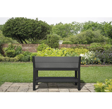 Hochbeet aus Holzimitat mit Ablage im Garten.