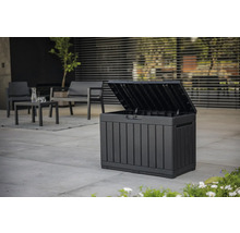 Geöffnete, schwarze Aufbewahrungsbox aus Kunststoff im Außenbereich