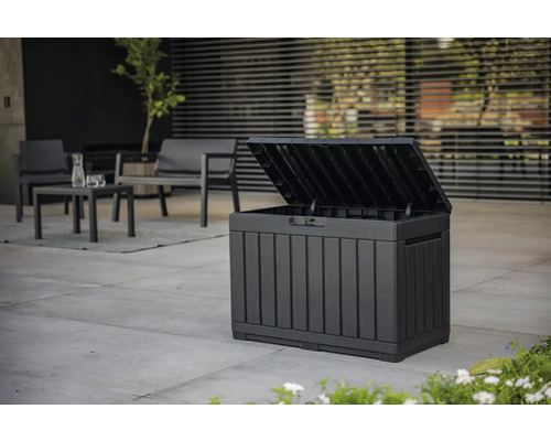 Geöffnete, schwarze Aufbewahrungsbox aus Kunststoff im Außenbereich