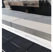 Außenbereich mit Pflastersteinen, Stufen und Holzbalken