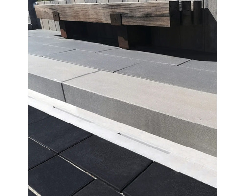 Außenbereich mit Pflastersteinen, Stufen und Holzbalken