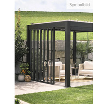 Eine moderne Terrassenüberdachung mit Lamellenwand und Sitzgelegenheit im Garten.